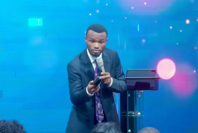 Kinshasa: gracias a un "milagro de Dios", un pastor desbloqueó un teléfono sin conocer la contraseña.