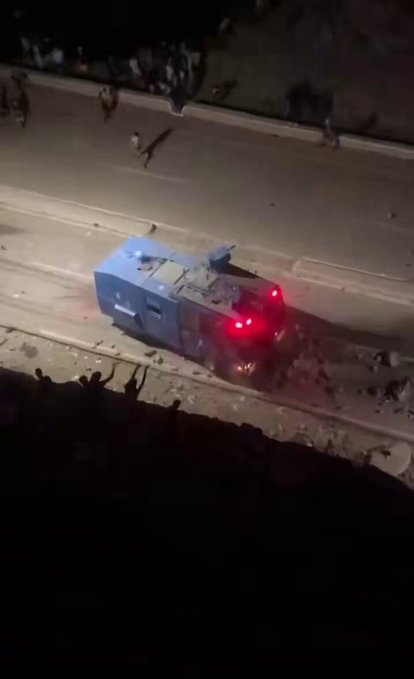 Agradables sujetos que cruzaron ayer ilegalmente la frontera de Ceuta prenden fuego a autobuses y lanzan piedras a la policía.