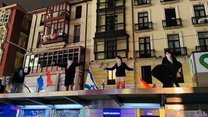 Encapuchados queman las banderas de España, Francia e Israel en las fiestas de Bilbao.