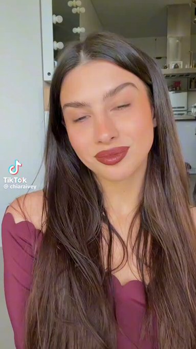 Esta chica hipoacúsica (casi sorda) busca novio y aclara: "Te voy a contar los beneficios de salir con una chica sorda".