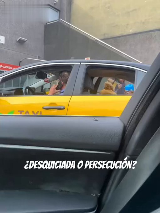 Una mujer se monta alterada en un taxi de Barcelona y le pide al taxista arrancar.