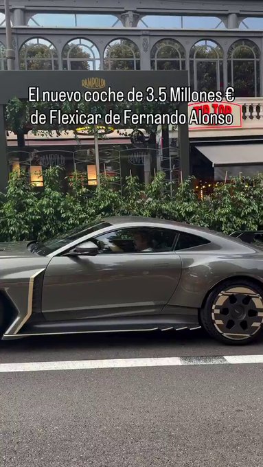 Fernando Alonso y su bigote vistos ayer conduciendo un Aston Martin Valiant de 3,5 millones.