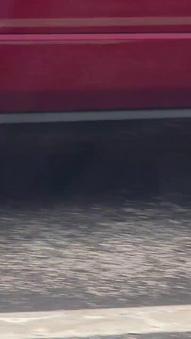 Increíble habilidad de una Charo (Karen) para accionar el freno de mano de su coche