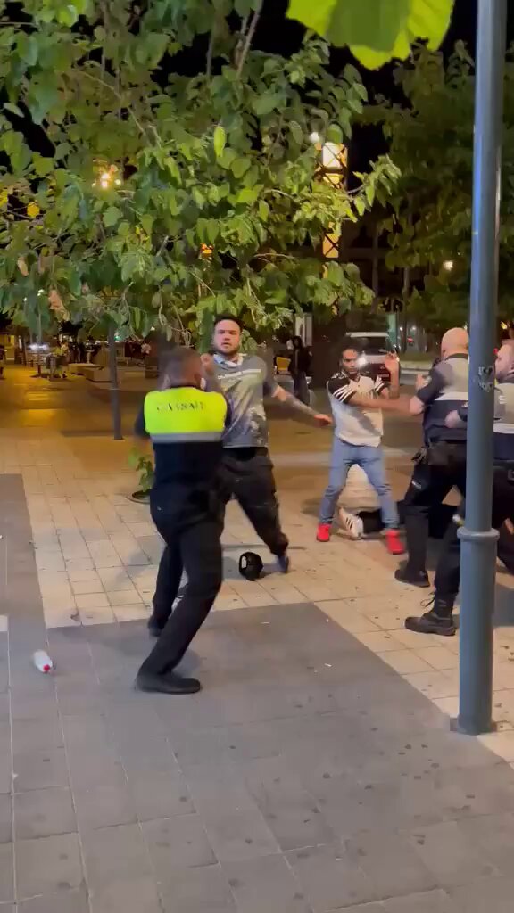 Un vídeo grabado en el Marítimo de Barcelona muestra cómo un agente cívico, propina un fuerte gancho y una serie de golpes al estilo MMA a un hombre que le encaraba, dejándolo tendido e inconsciente en el suelo.