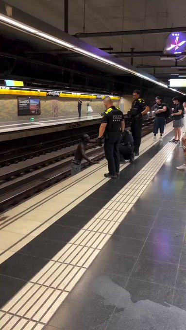 Esto pasó ayer en el metro de Barcelona.