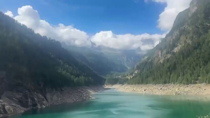 Un girocóptero choca contra cables de alta tensión en el norte de Italia.