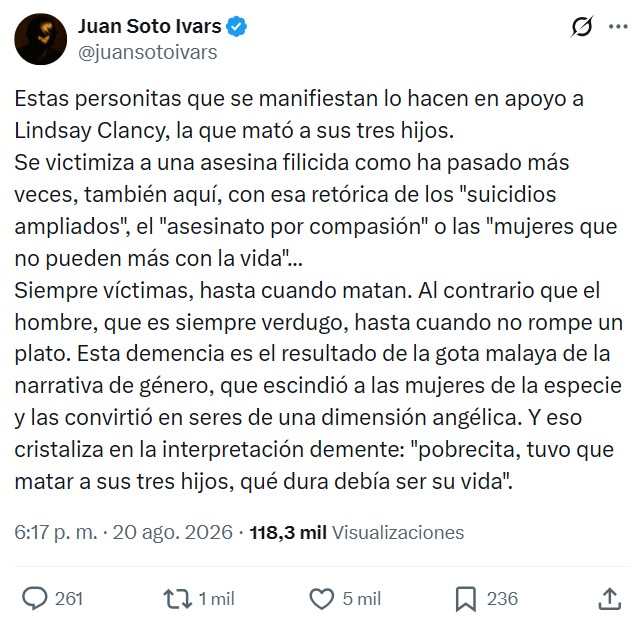 Un nutrido grupo de mujeres progresistas esperan fuera del tribunal para apoyar a Lindsay Clancy, la madre que acabó con la vida de sus tres hijos.