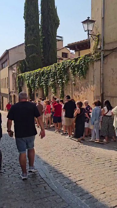 Charca histórica: colas kilométricas en Salamanca para recoger las gafas gratuitas para ver el eclipse.