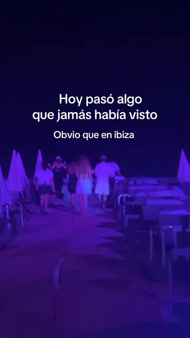Hippies colgaos liberan varias langostas en las playas de Ibiza.