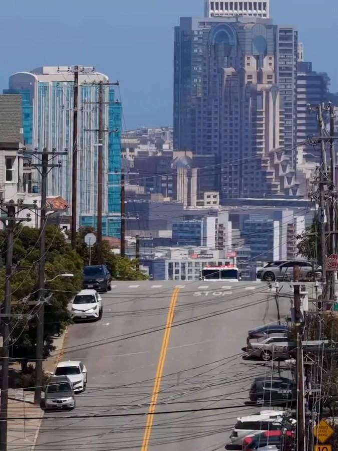 Pregunta para los listos que habitan este lugar: ¿Por qué bajan así los camiones de bomberos en San Francisco?