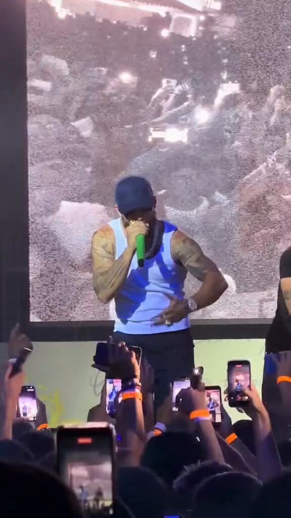 El público empieza a corear ‘Pedro Sánchez HDP’ en el concierto de JC Reyes en el que ha anunciado su retirada: "Si no me quitara tantos impuestos, seguiría cantando"