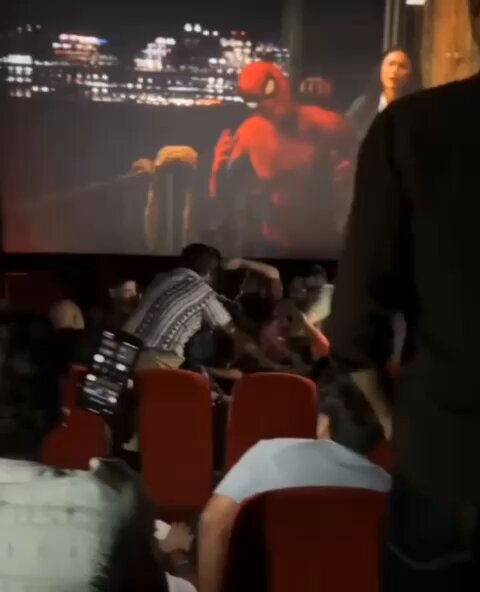 Cuatro amigos fueron a ver "Spiderman: Brand New Day" al cine y se sentaron justo al lado de un chico que ya la había visto, pero que ahora fue junto a una amiga.