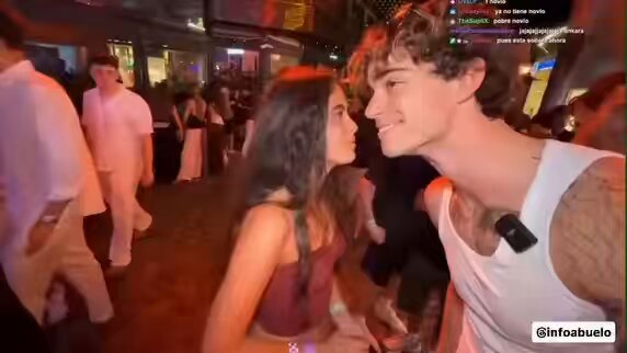 Está su novio delante, pero sigue Iigando con él y le da su número de teléfono.