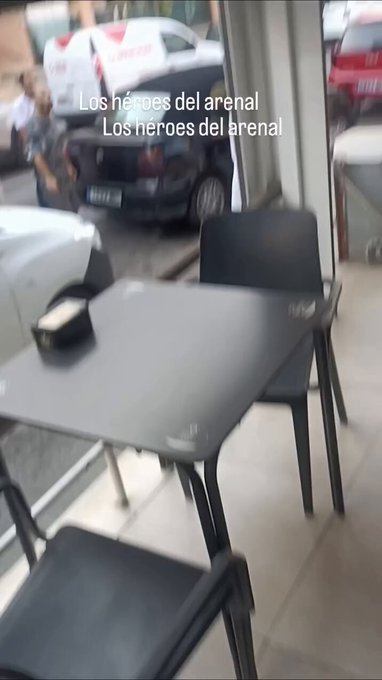Vecinos de S'Arenal (Mallorca) mueven un coche para permitir el paso del autobús urbano.