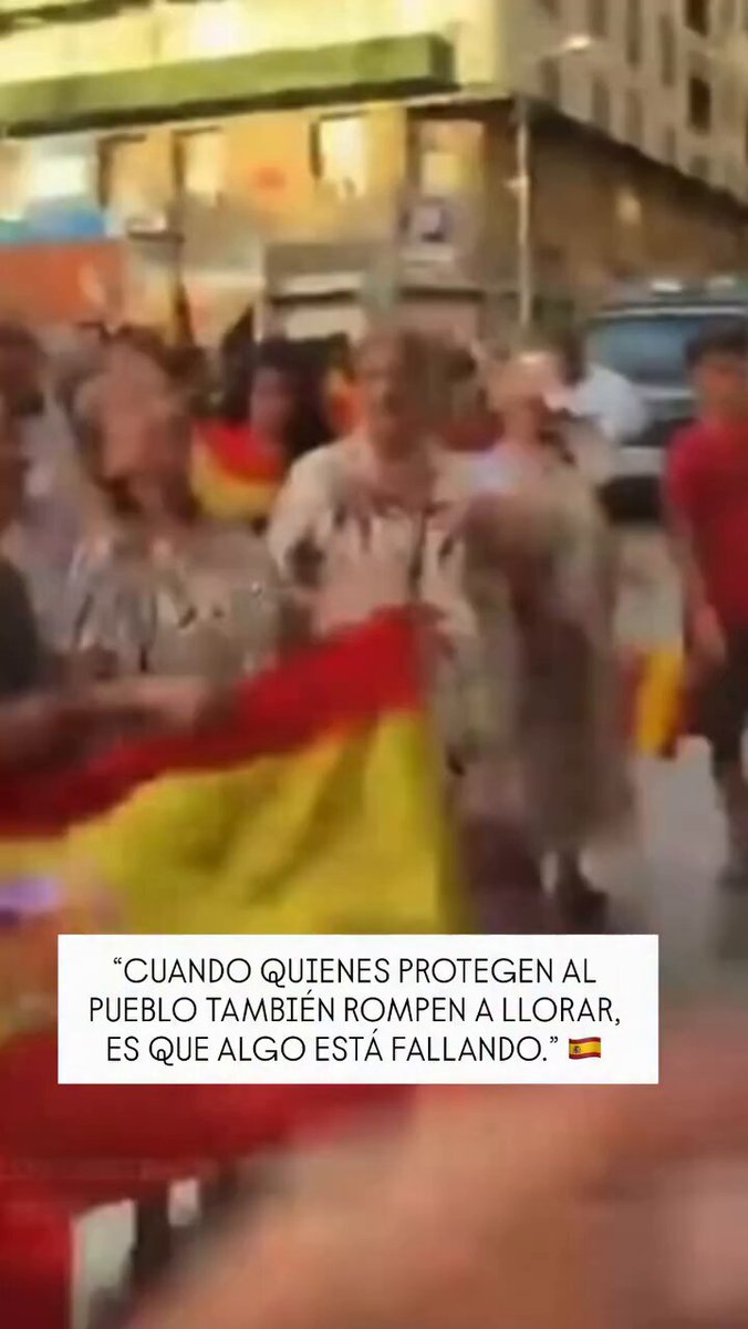 Una policía nacional rompe a llorar en Ceuta.