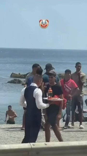 Graban al influencer Cristian Ventura en la playa de Ceuta haciendo un video con los inmigrantes.