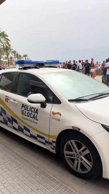 Esto ha ocurrido en la playa El Arenal de Palma Mallorca al cortar el acceso al paseo a los manteros, que han respondido de forma violenta.