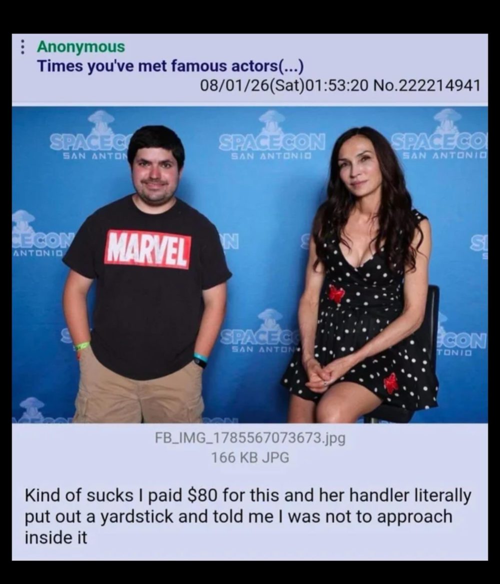 Nerd paga 80$ por hacerse foto con Famke Janssen pero le obligan a ponerse lejos.