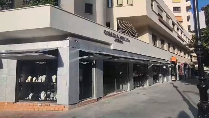 Escaparate cerrado de la joyería Gómez & Molina en pleno centro de Marbella (Málaga).