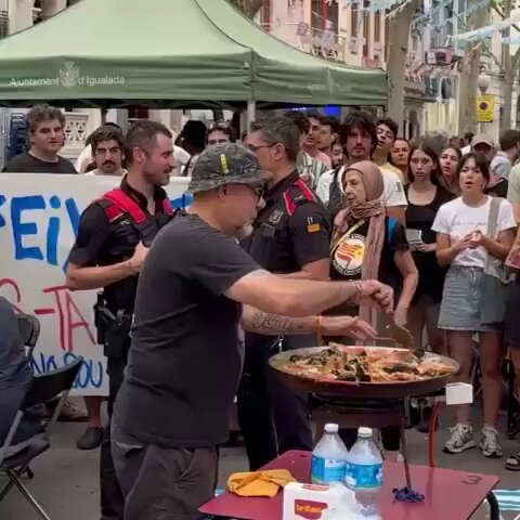 Sabotean con un kilo de sal la paella que estaban haciendo en una carpa de Aliança Catalana.