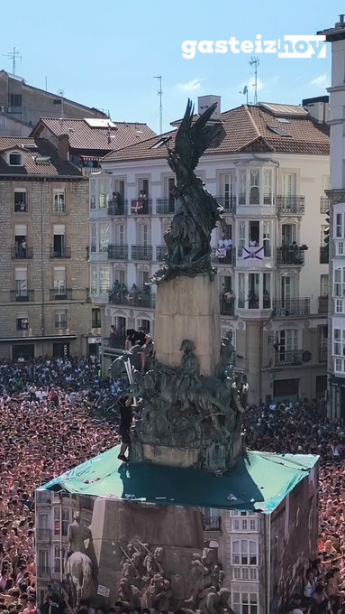 Dos encapuchados suben hasta lo alto del Monumento a la Batalla de Vitoria para colgar un cartel en defensa de los presos de ETA.