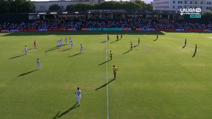 El Ceuta FC se niega a jugar el primer minuto de partido como reivindicación y queja contra el abandono tras la invasión.