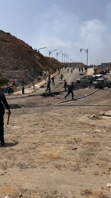 Así han recibido las fuerzas marroquíes a los que volvían de Ceuta.