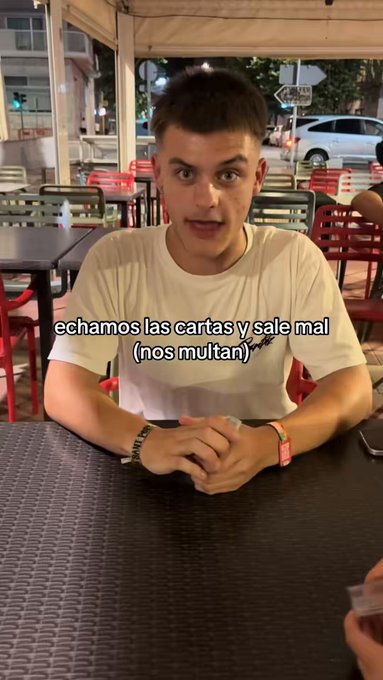 Juegan a las cartas en la terraza de un bar que está cerrado y... "caballero, caballero".