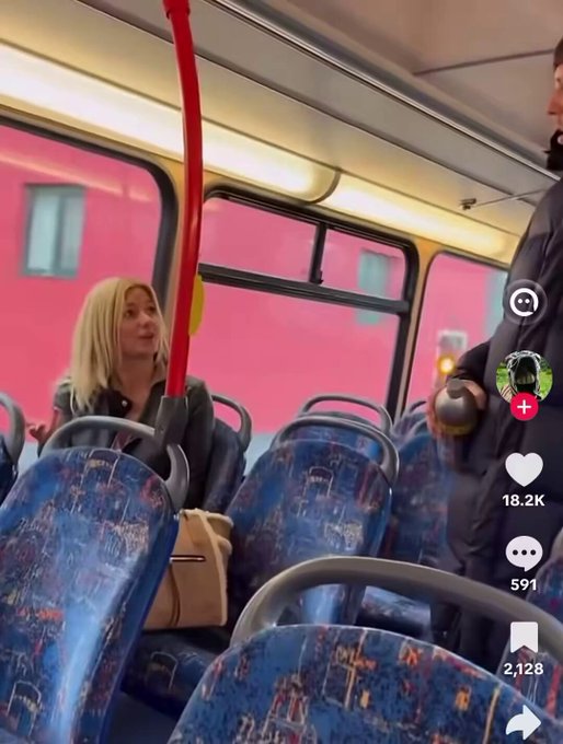 Se sienta al lado de la única pasajera del autobús y ella le pide que se vaya visiblemente enfadada.