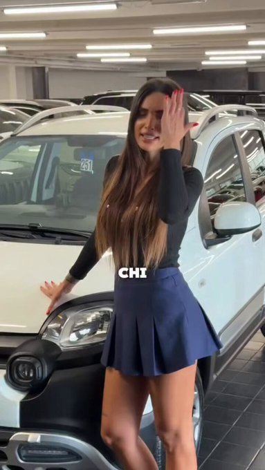 Mientras en España tenemos al calvo de Compramos tu coche, en Italia tienen...