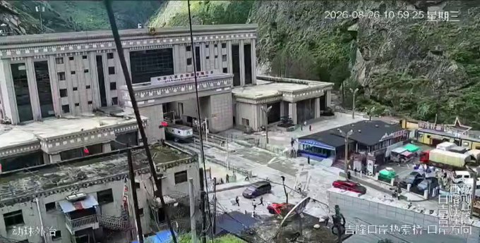 Al menos 380 personas desaparecidas tras una inundación repentina cerca de la frontera entre Nepal y Tíbet.