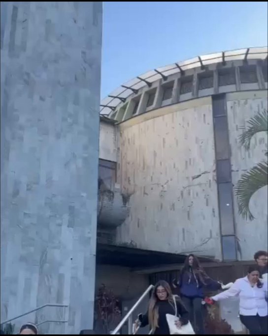 Algunos vídeos del terremonto magnitud 7,4 que sacudió Colombia ayer.