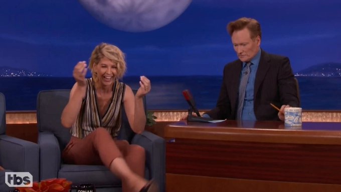 Jenna Elfman le dijo a Conan O'Brien que el verdadero secreto para llegar a los 22 años de matrimonio es tener sеxo al menos una vez por semana.