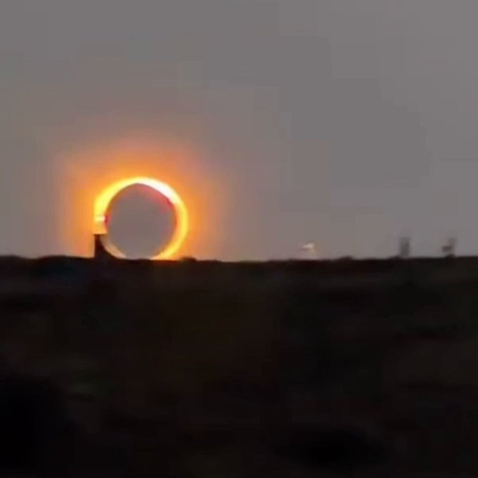 El Skater Danny León hizo bien los deberes para el eclipse de ayer.