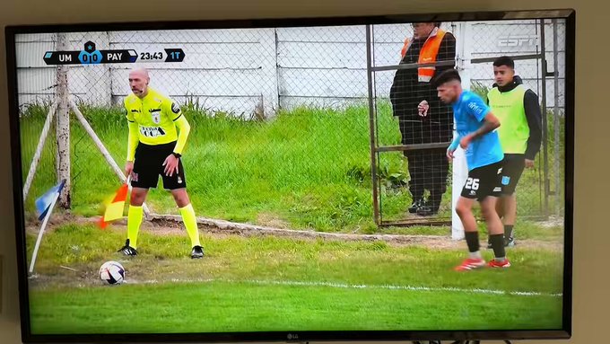 Durante un partido de fútbol en Urugay, la pelota salió del recinto y terminó provocando un accidente múltiple.