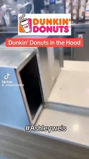 Un joven negro al ver cómo entregan la comida los Dunkin' Donuts en los barrios chungos: "Así es como se alimenta a los animales en el zoo".