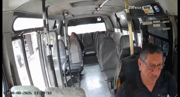 Es la primera vez que veo un trasbordo de moto a autobús.