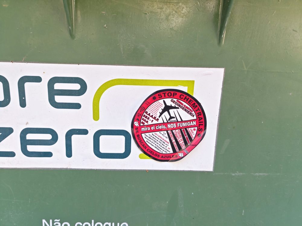 "Mira el cielo, NOS FUMIGAN".