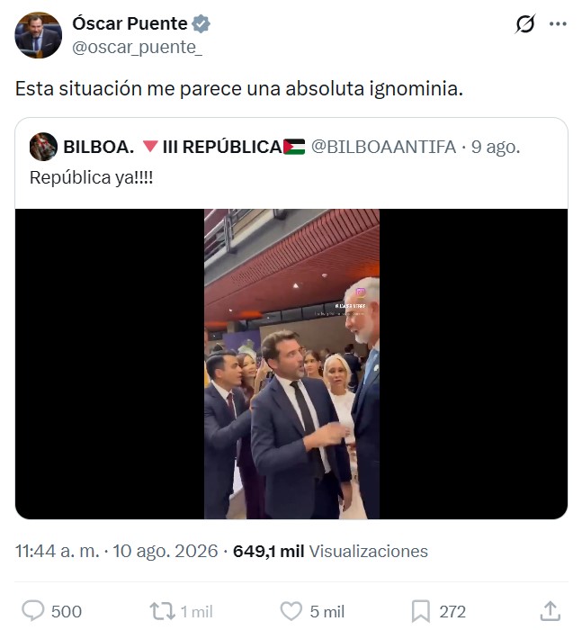 El ministro responsable de que la red ferroviaria y vial se esté convirtiendo en una trampa mortal, critica al Rey por aceptar hacerse una foto con el bulero Javier Negre.