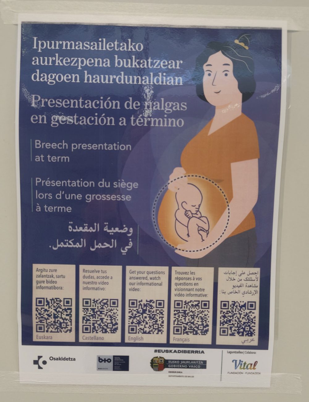 Aquí un cartelito visto en Vitoria en todas las lenguas oficiales.