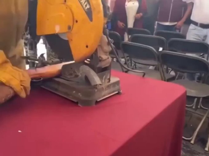 Destruiré un arma en público sin comprobar si está descargada... ¿Qué podría salir mal?