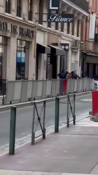 Hombre gritando “Allahu Akbar” ataca a dos policías mujeres y un policía hombre en Toulouse, Francia.