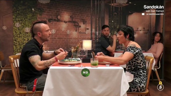 El activista de Podemos Rubén Sánchez en First Dates el día del eclipse.