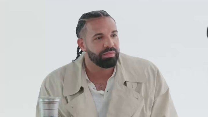 Drake se pone a ladrar después de que una gótica tеtuda se lo pidiera.