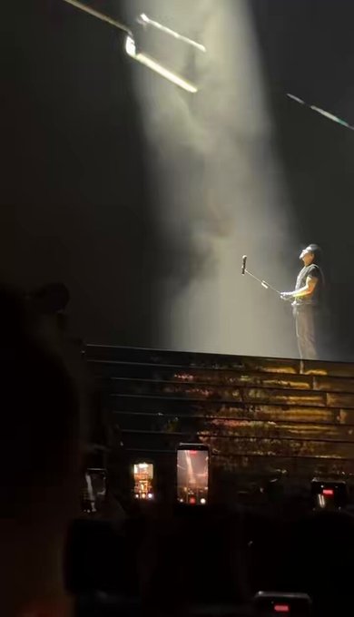 La gente coreando “fin de semana” en un concierto de The Weeknd.