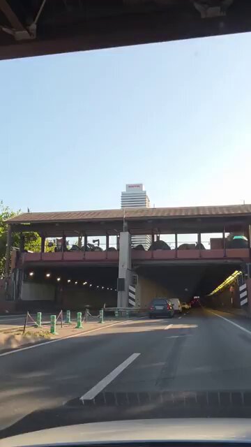 Tiendas de campaña en la Ronda del Litoral, Zona Franca y la parte baja de Montjuïc, Barcelona.