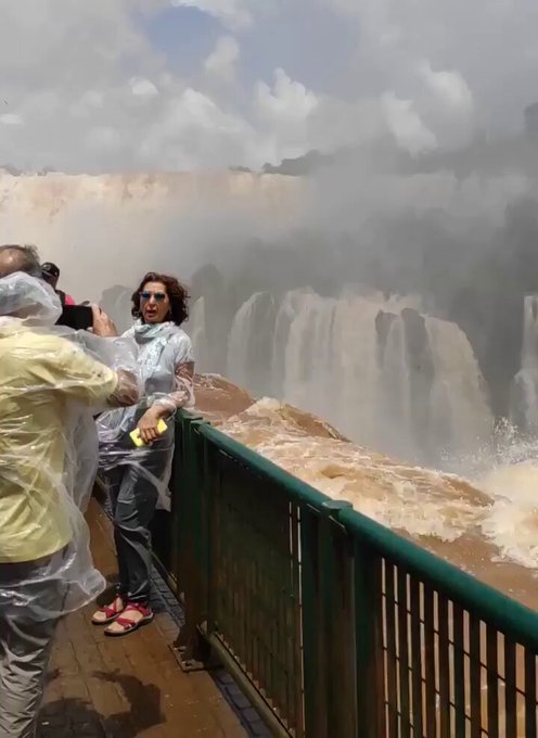 No sé yo si me sentiría muy seguro en la plataforma que pasa por encima de las cataratas de Iguazú.