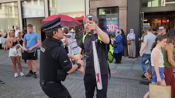 En Inglaterra, un chaval fue a comprar un bate de baseball a una tienda de deportes y la policía lo detuvo por tener un arma peligrosa en la calle