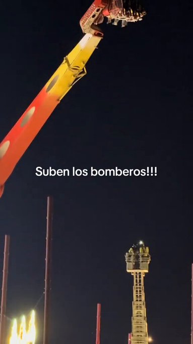 Intervención de los bomberos en la feria de Almeria tras quedarse colgando la atracción en el aire con 4 personas.