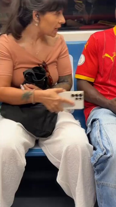 Si el hombre que estuviera haciendo 'manspreadring' fuese blanco, ella sería una heroína que estaría confrontando a un machirulo que no cierra las piernas.